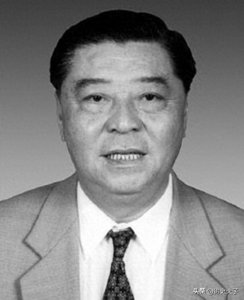 ​他是香港富家子弟，直接由县委书记一跃成为省委书记，那年才42岁