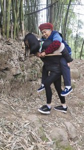 ​17岁女孩背着奶奶去看病：小时候奶奶照顾我，现在我照顾她