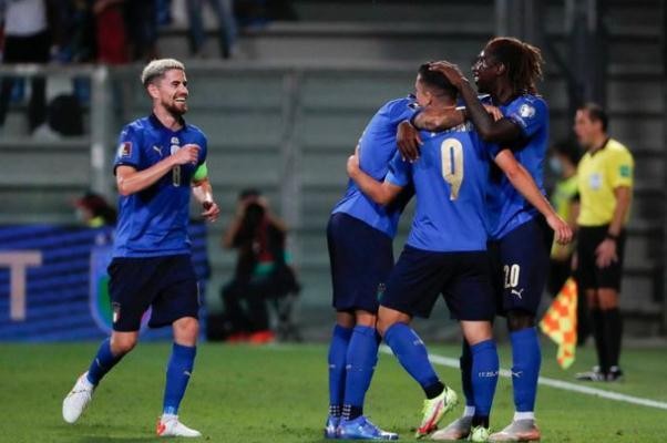 足球比赛的越位是什么意思 足球比赛的德比是什么意思