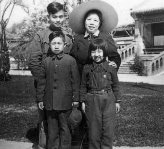 ​1976年周总理逝世，侄子周尔辉要去北京悼念他，邓颖超：不要来京