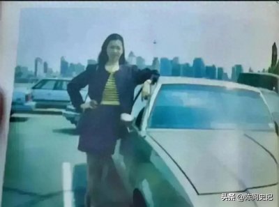 ​林 立果未婚妻张宁罕见的留影，当时年轻的张宁五官精致，打扮时尚