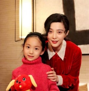 ​冰冰一家颜值高，范冰冰与堂妹合照曝光