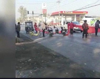 ​数十名老人为要回补偿金集体拦路