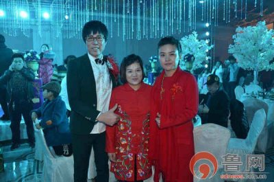 ​央视草根明星潘倩倩弟弟结婚 现众星捧月场景