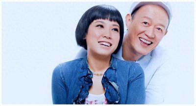 ​2009年，58岁金士杰娶小25岁娇妻，喜得一对龙凤胎，乐在其中