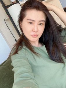 ​57岁王祖贤晒自拍照，网友：女神也老了