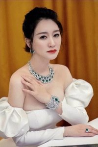 ​“冷白皮”李小冉的跌宕情史，以及她爱恨纠缠的3个男人