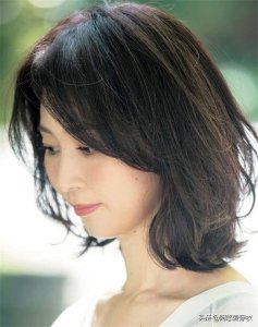 ​会烫发才不显老！给40岁以上女人的发型建议：色浅、卷大、齐肩