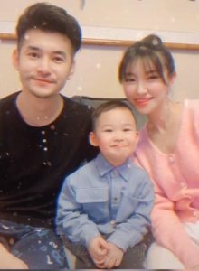 ​赵本山徒弟文松全家福曝光，儿子搞怪做鬼脸，娇妻对着镜头甜笑