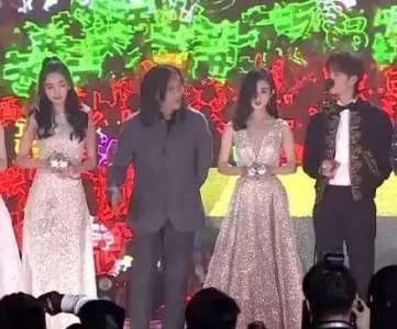 ​赵丽颖、杨幂罕见同框，网友补上一部“艳压”大戏