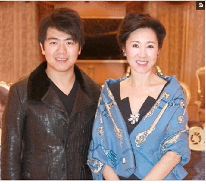 王健林老婆林宁，自己拥有投资集团，气质不凡，背景深厚