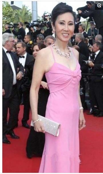 王健林老婆林宁，自己拥有投资集团，气质不凡，背景深厚