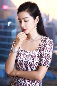 ​李冰冰把“坐垫裙”带火 更是穿出了丝袜腿 显得光滑又白嫩