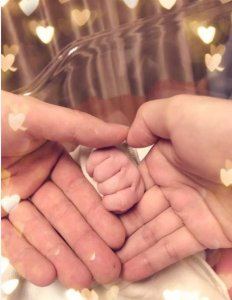 ​马龙升级当爹了！甜蜜晒出一家三口握手照