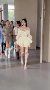 ​想不到！张雨绮穿上丝袜后，性感又可爱，多看一眼就流鼻血