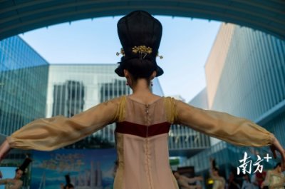 ​视频｜极致古舞《丽人行》原班人马惊现深圳街头——巴山渝水踏歌行·深圳