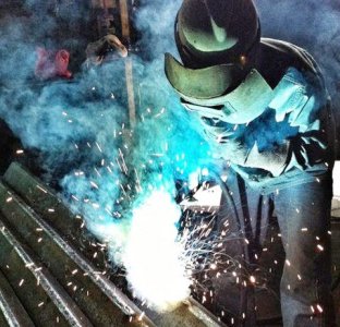 ​焊工师傅月收入8000-9000，为什么企业招不到人，却留得住人？