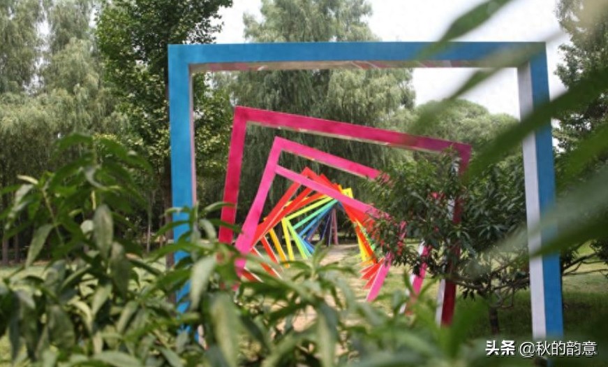 北京莲花池公园,有莲花池荷花节、庙会,距今有3000多年的历史