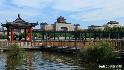 ​北京莲花池公园，有莲花池荷花节、庙会，距今有3000多年的历史