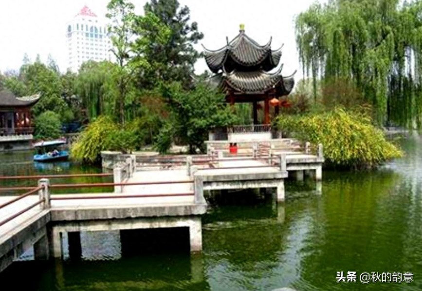 北京莲花池公园,有莲花池荷花节、庙会,距今有3000多年的历史