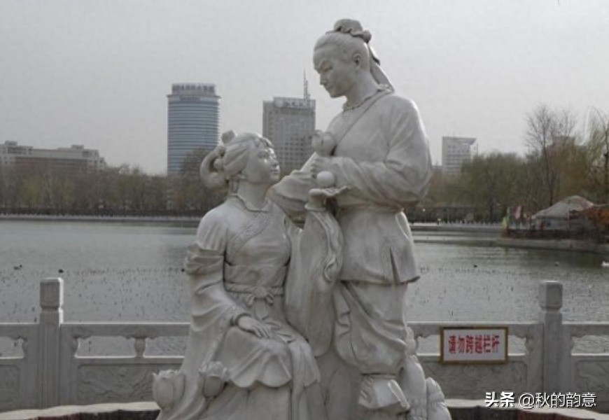 北京莲花池公园,有莲花池荷花节、庙会,距今有3000多年的历史