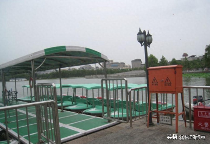 北京莲花池公园,有莲花池荷花节、庙会,距今有3000多年的历史