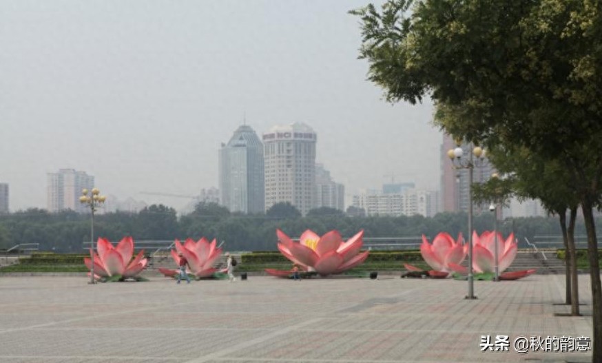 北京莲花池公园,有莲花池荷花节、庙会,距今有3000多年的历史