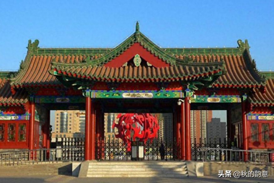 北京莲花池公园,有莲花池荷花节、庙会,距今有3000多年的历史