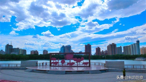 北京莲花池公园,有莲花池荷花节、庙会,距今有3000多年的历史