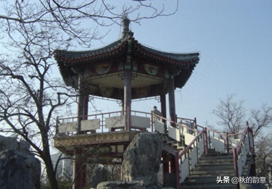 北京莲花池公园,有莲花池荷花节、庙会,距今有3000多年的历史