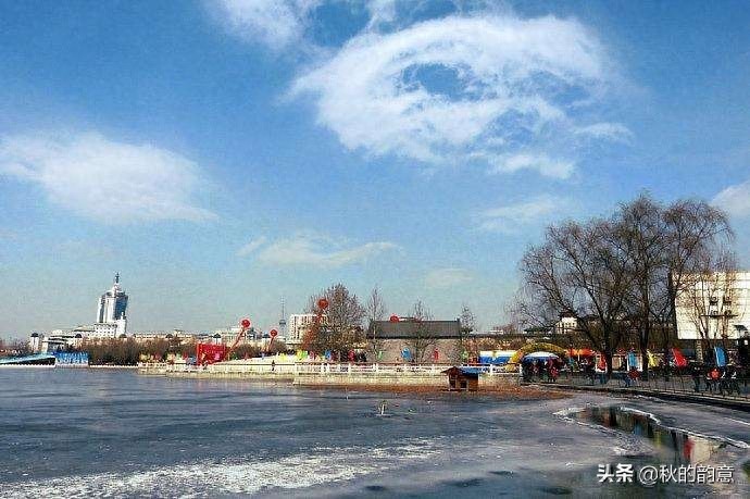 北京莲花池公园,有莲花池荷花节、庙会,距今有3000多年的历史