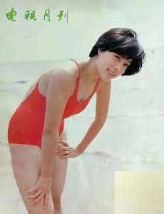 ​岳红简直就是老年版的“关晓彤”，一双大长腿就像是艺术品