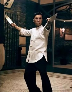 ​李小龙为何英年早逝？叶问早有预测：脚跟不着地，一看就是短命相