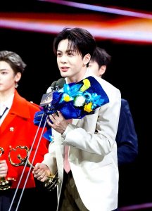 ​微博这一晚，站位暴露江湖地位，赵丽颖汤唯两边站，C位雷打不动