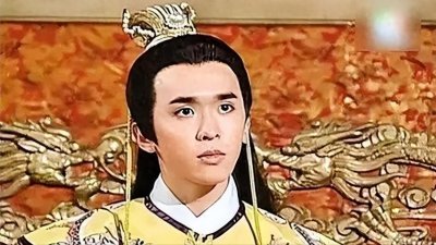 ​三女共侍一夫，每月给150万零花钱，57岁色心不改又包“四奶”？