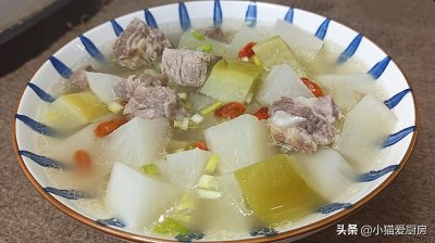 ​过年后试一试这道“骨头萝卜汤”，做法简单，汤鲜味美，好喝解腻