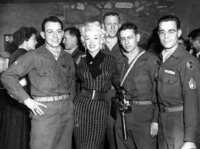 ​30张罕见的照片，梦露泳装写真照，凯瑟琳王妃的连衣裙被吹起