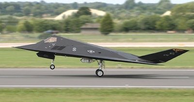 ​暗夜凶鹰：F-117隐身攻击机