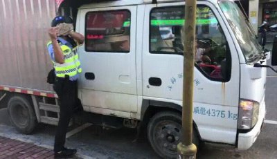 ​一岁多女童被锁车内大哭，中山辅警砸窗救人