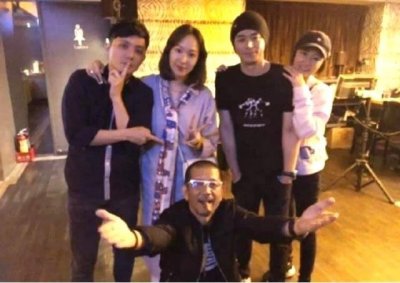 ​霍建华林心如聚会同框 轻靠老公肩膀尽显小女人气