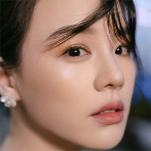 ​马思纯黑色一字肩亮相，身高非常醒目，原来她有170