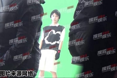 ​华晨宇被拍到室内吸烟，指夹烟头姿势娴熟，粉丝：关你屁事