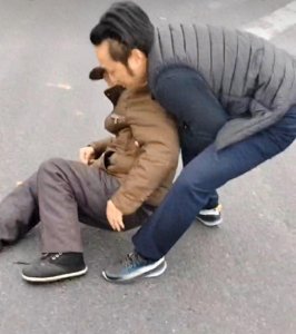 ​老人倒马路上，男子将其扶起：说不犹豫是假的，但如果老人被撞会愧疚一辈子