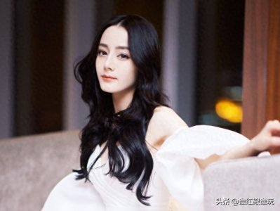​迪丽热巴第二次入围年度艺人红榜！媒体点评：真诚有梗，毫无架子