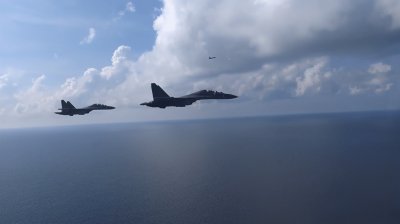 ​要干就干！我空军飞行员霸气驱逐来犯敌机，称就等着枪响的那一天