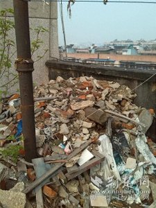 ​楼顶垃圾堆积成山 居民街道联动清理