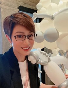 ​53岁陈法蓉晒照状态好，港姐冠军短发太酷飒，曾与利智撞造型