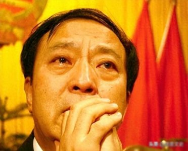 ​当红时抛下冯巩去当官，58岁家庭破裂，73岁的牛群如今怎样了