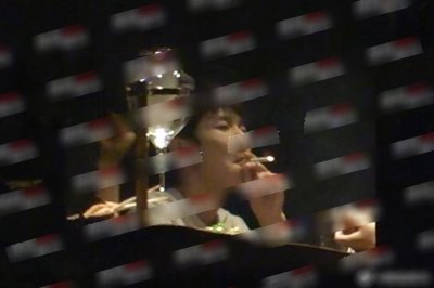 ​王源吸烟照曝光！贾乃亮杨超越王源饭局被拍 王源抽烟动作熟练易烊千玺是