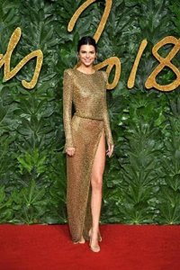 ​“C字裤”？KendallJenner肯豆大胆尝试造型，时尚界再掀热议狂潮